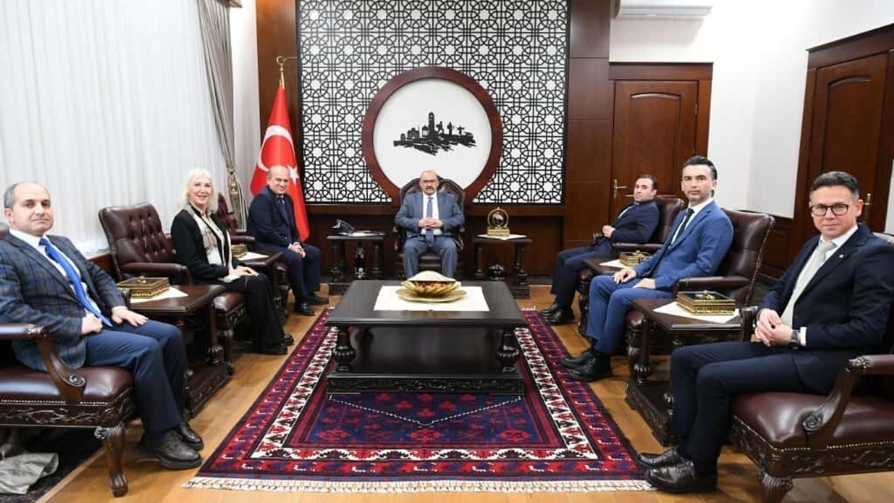 Edremit Ticaret Odası'ndan Vali İsmail Ustaoğlu'na "Sarıkız" Tablosu ile Ziyaret