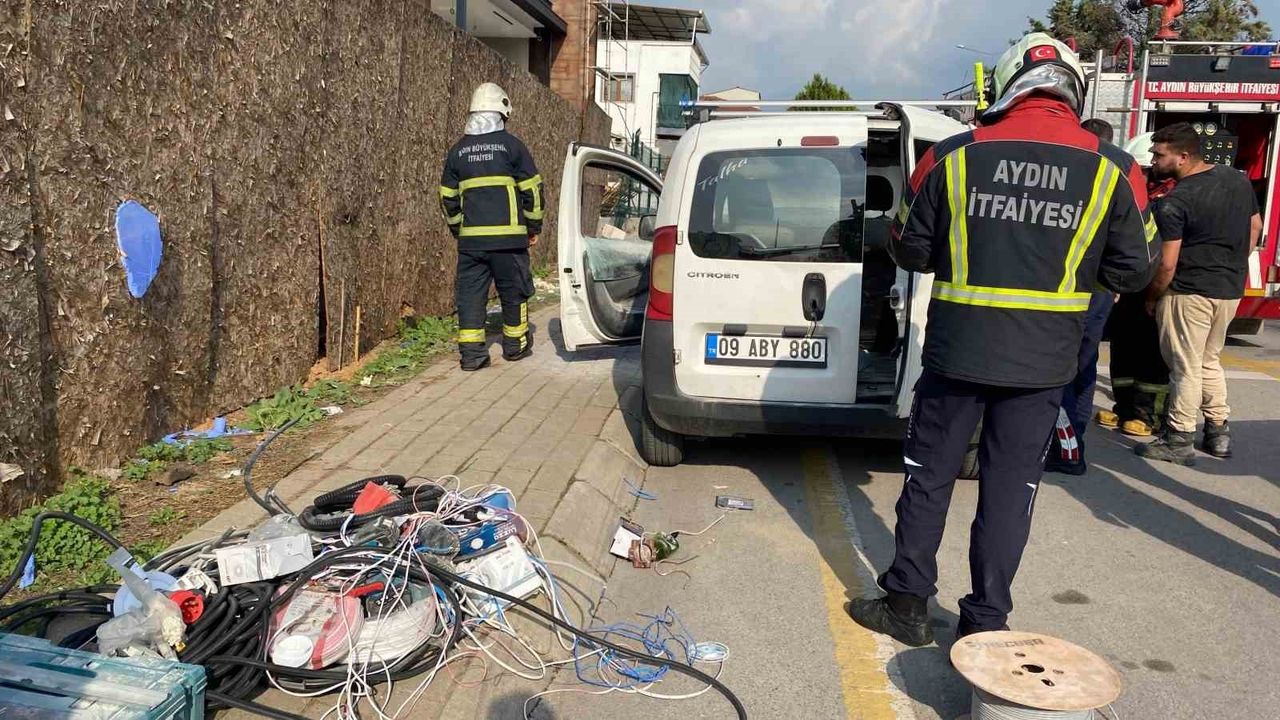 Efeler'de Park Halindeki Ticari Araçta Yangın Vatandaşların Müdahalesiyle Söndürüldü
