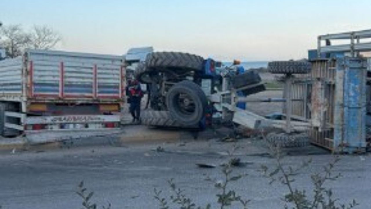 Eğirdir Sanayi Kavşağı'nda Tır Çarpışması: 1 Yaralı, Dorsedeki Traktör Yola Savruldu