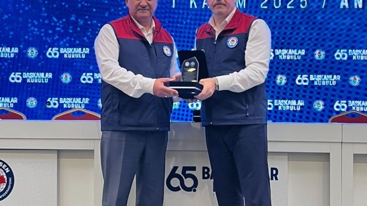 Eğitim Bir Sen Antalya Şubesi'ne Teşekkür Plaketi: Ali Yalçın'dan Ödül