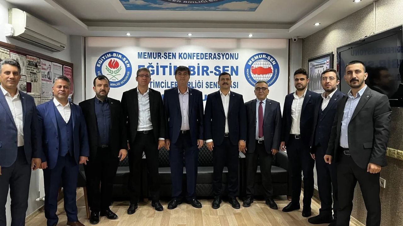 Eğitim-Bir-Sen Yunusemre'de Bayrak Değişimi: Zeynel Mutlu Yeni İlçe Temsilcisi