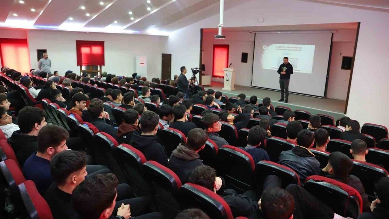 Elazığ’da 31 Lisede Fırat Üniversitesi 'Üniversitem Yanımda' ile Tanıtıldı