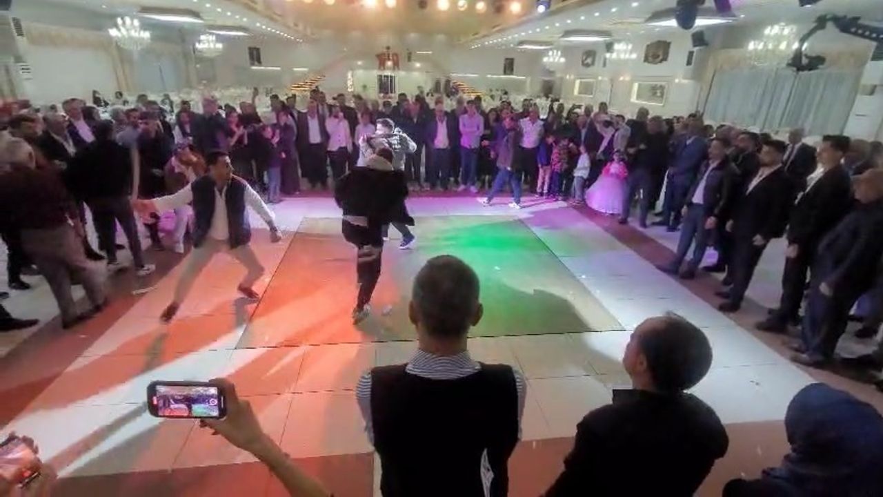 Elazığ'da Düğünde Tura Oyunu: Urganlarla Sırt Vurma Geleneği