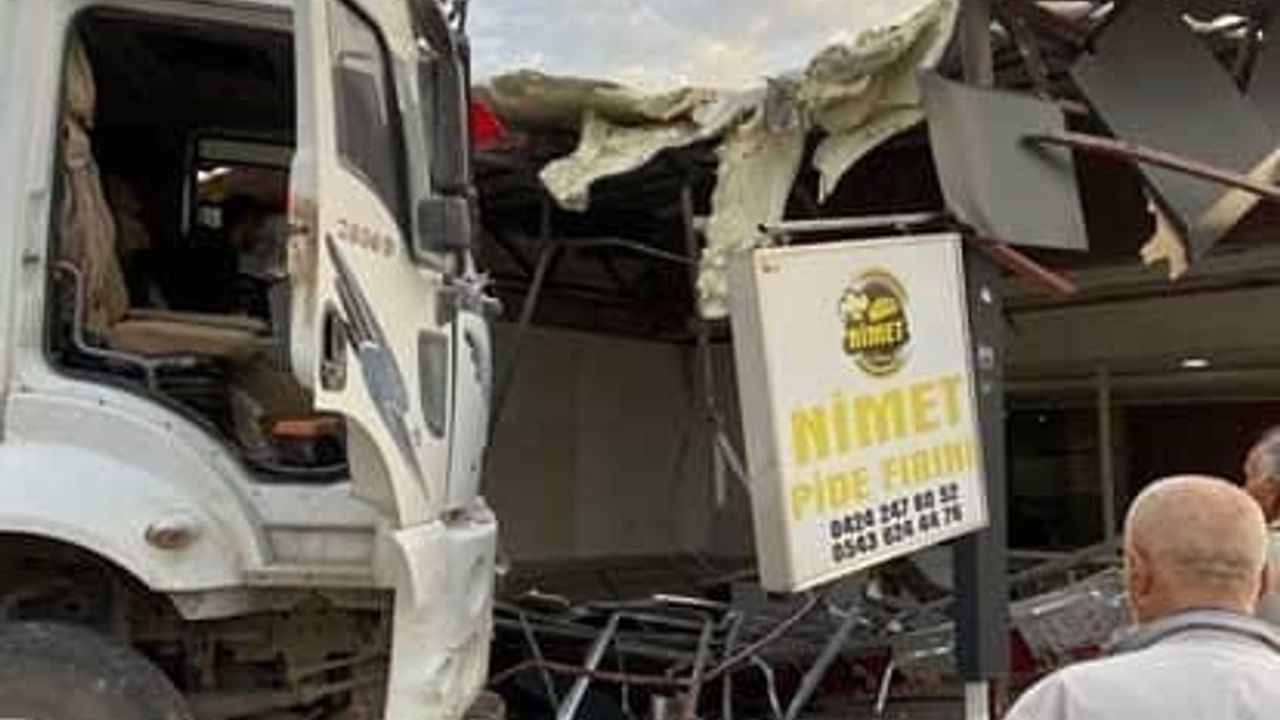 Elazığ'da Freni Patlayan Kamyon Ekmek Fırınına Daldı