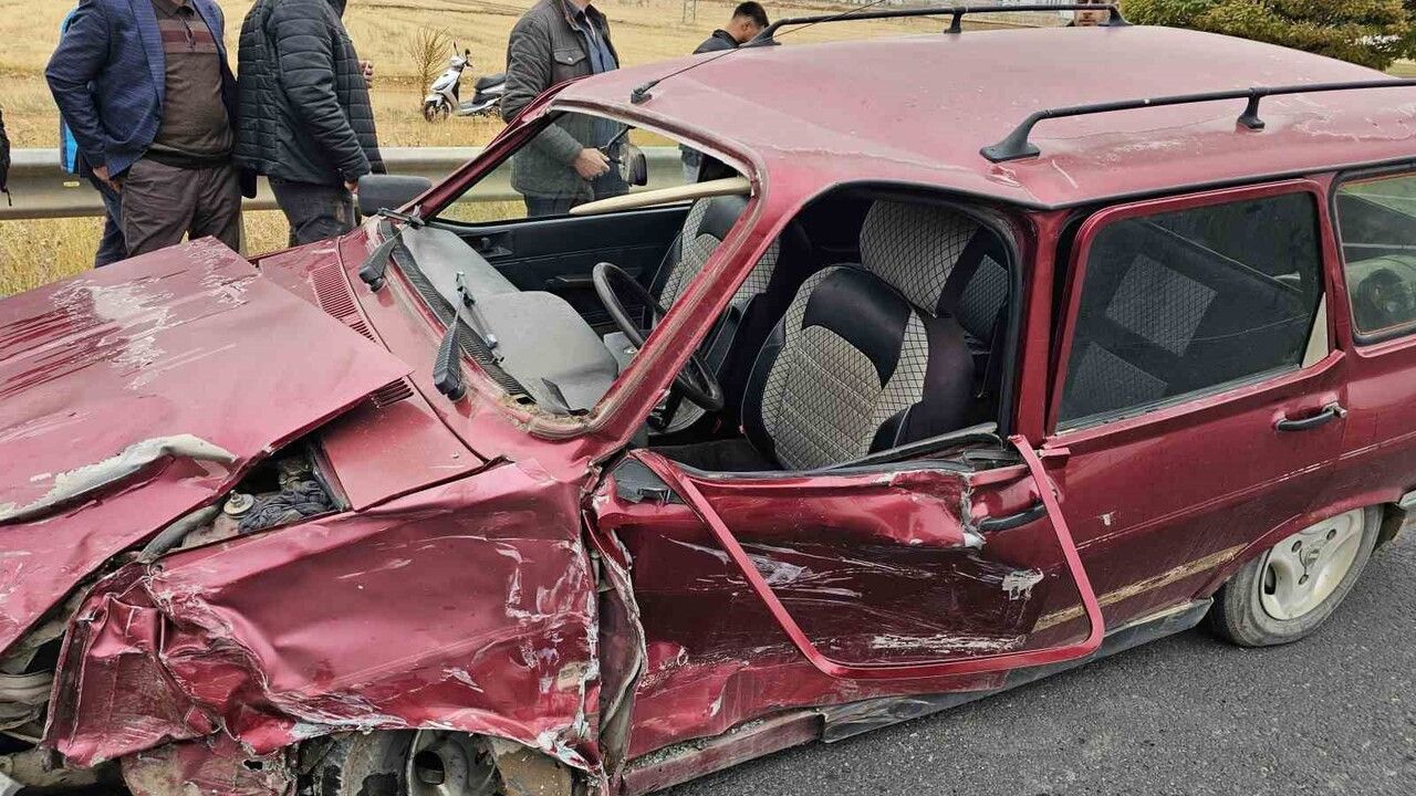 Elazığ'da Güneyçevre'de Kavşak Kazası: 2'si Ağır, 4 Yaralı