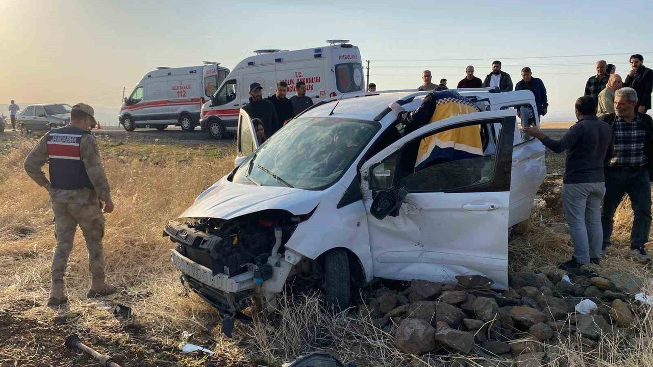 Elazığ'da Hafif Ticari Araç Tarlaya Uçtu — Başyurt'ta 3 Yaralı