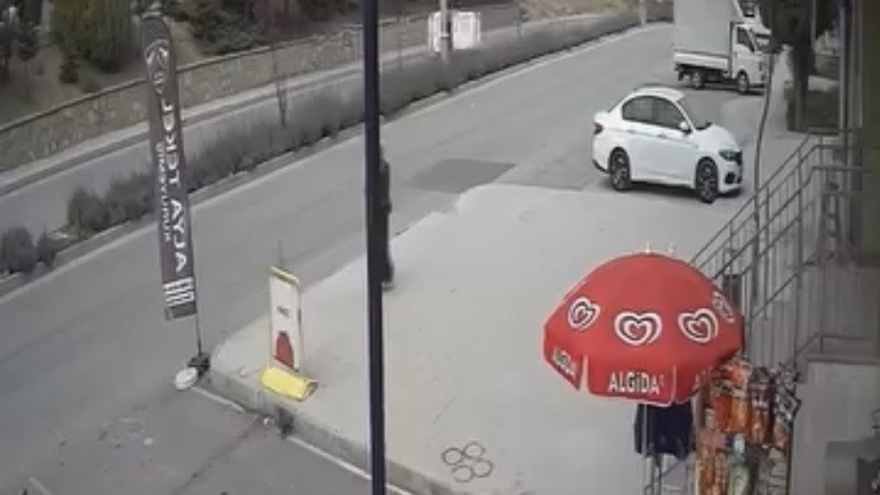 Elazığ'da Hafif Ticari Araç Yan Yattı — Kaza Anı Güvenlik Kamerasında