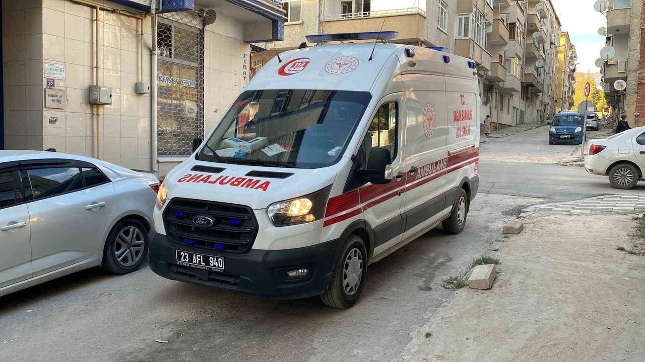 Elazığ'da Kadın Kendi Boğazını Kesti — Ağır Yaralı
