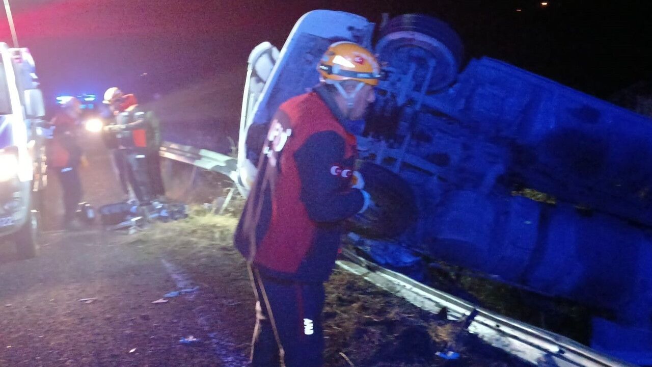 Elazığ'da Kamyon Bariyerlere Çarpıp Devrildi: 1 Yaralı