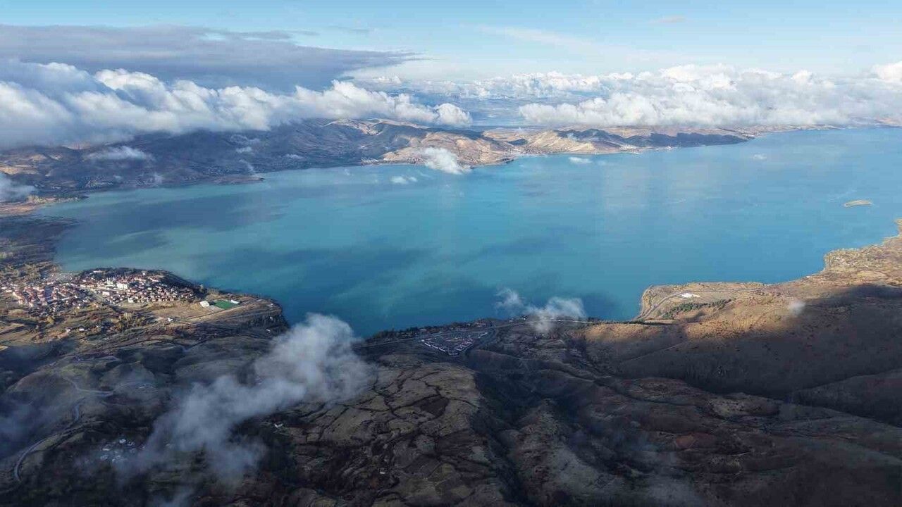 Elazığ'da Karla Kaplı Hazarbaba ve Hazar Gölü Kartpostallık Görüntüler Oluşturdu
