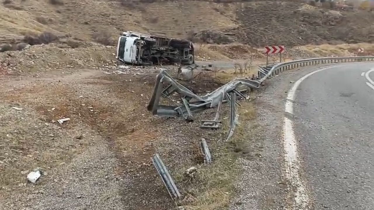 Elazığ'da Keban-Ağın Yolunda Kamyon Devrildi: 1 Yaralı