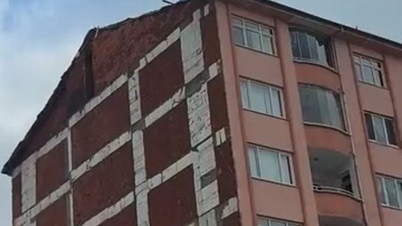 Elazığ'da Önlemsiz Çatı Çalışması: 8 Katlı Binada Tehlike