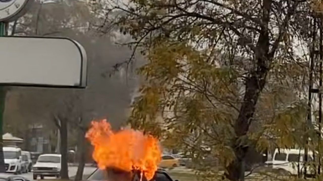 Elazığ'da Otomobil Yangını: Sanayi Sitesi'nde Araç Kullanılamaz Hale Geldi