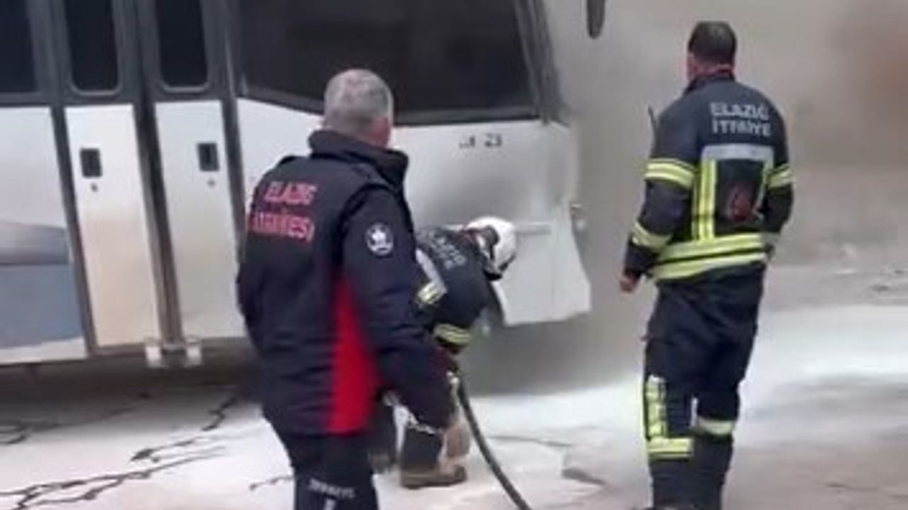 Elazığ'da Park Halindeki Midibüs Alev Aldı