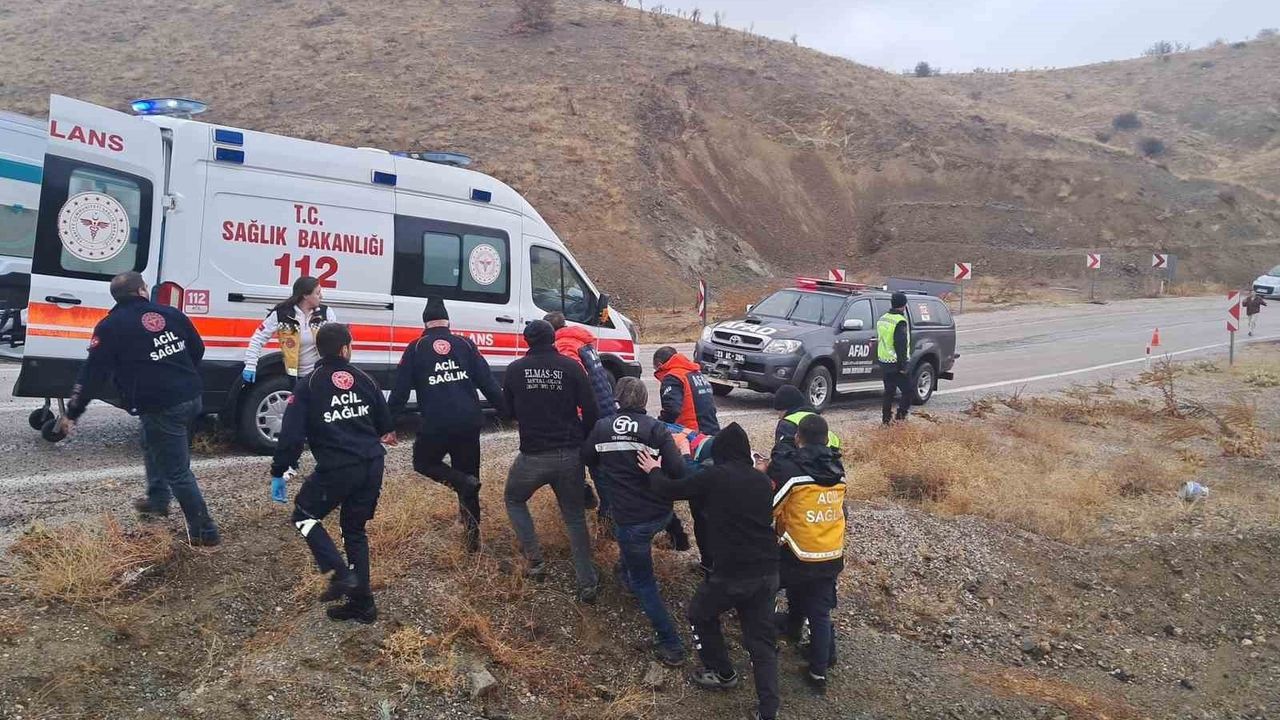 Elazığ'da Pikap Şarampole Uçtu: 2 Yaralı