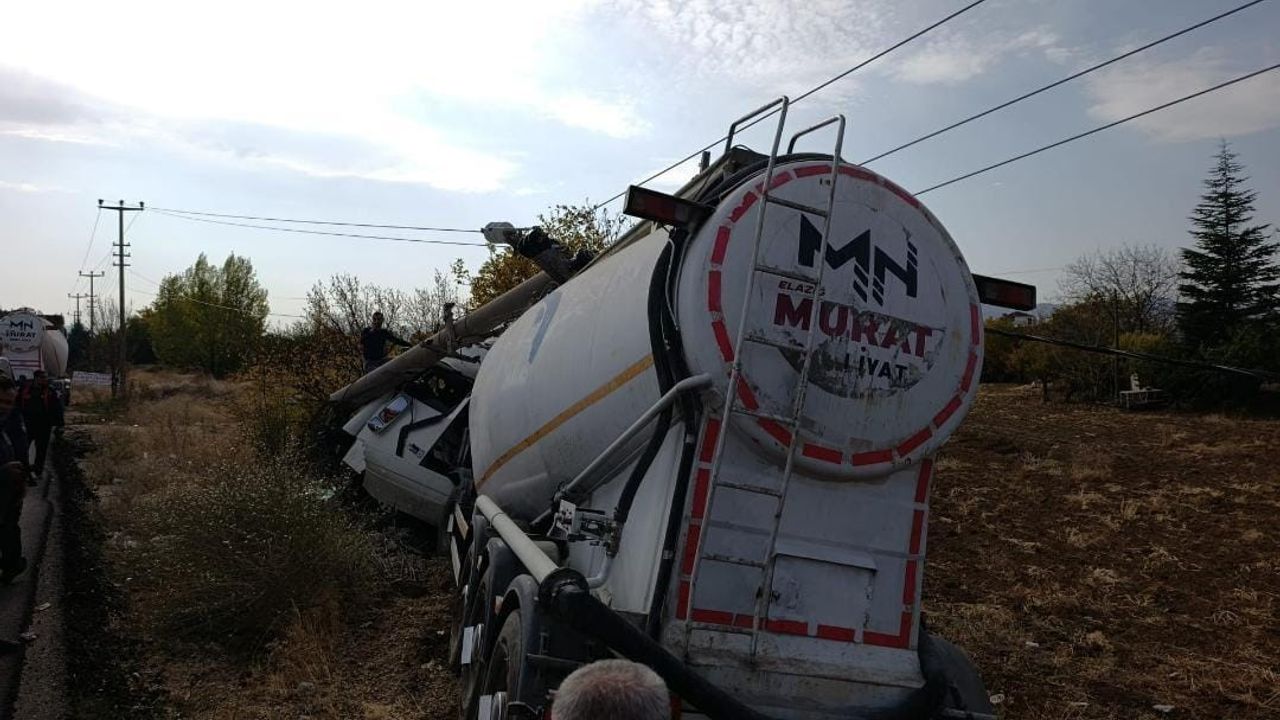 Elazığ'da Silobas Takılı Tır Elektrik Direğine Çarptı: 1 Yaralı