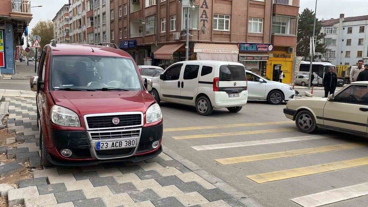Elazığ'da Trafik Kazası: Hafif Ticari Araç ile Otomobil Çarpıştı — 1 Yaralı