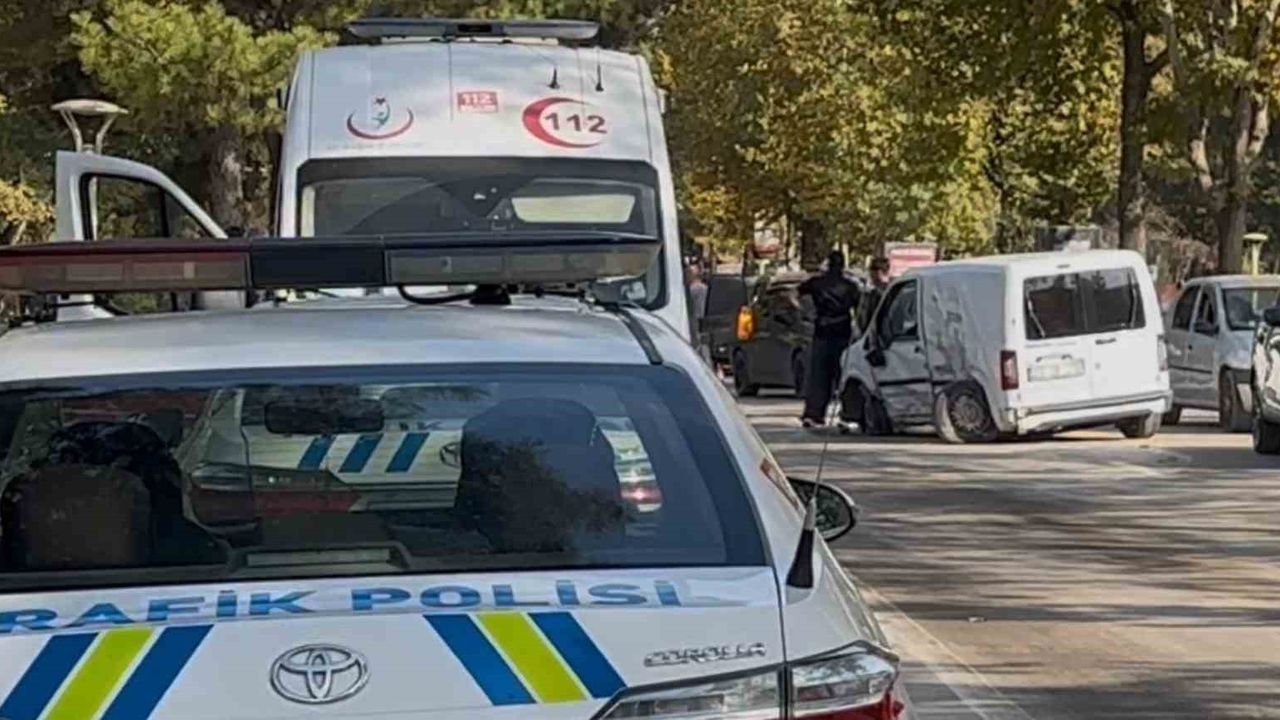 Elazığ'da Trafik Kazası: Hafif Ticari Araç ve Otomobil Çarpıştı