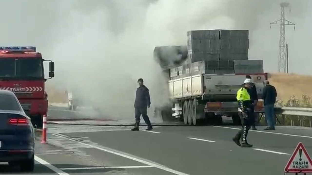 Elazığ'da Tuğla Yüklü Tır Alev Aldı: İtfaiye Müdahale Etti