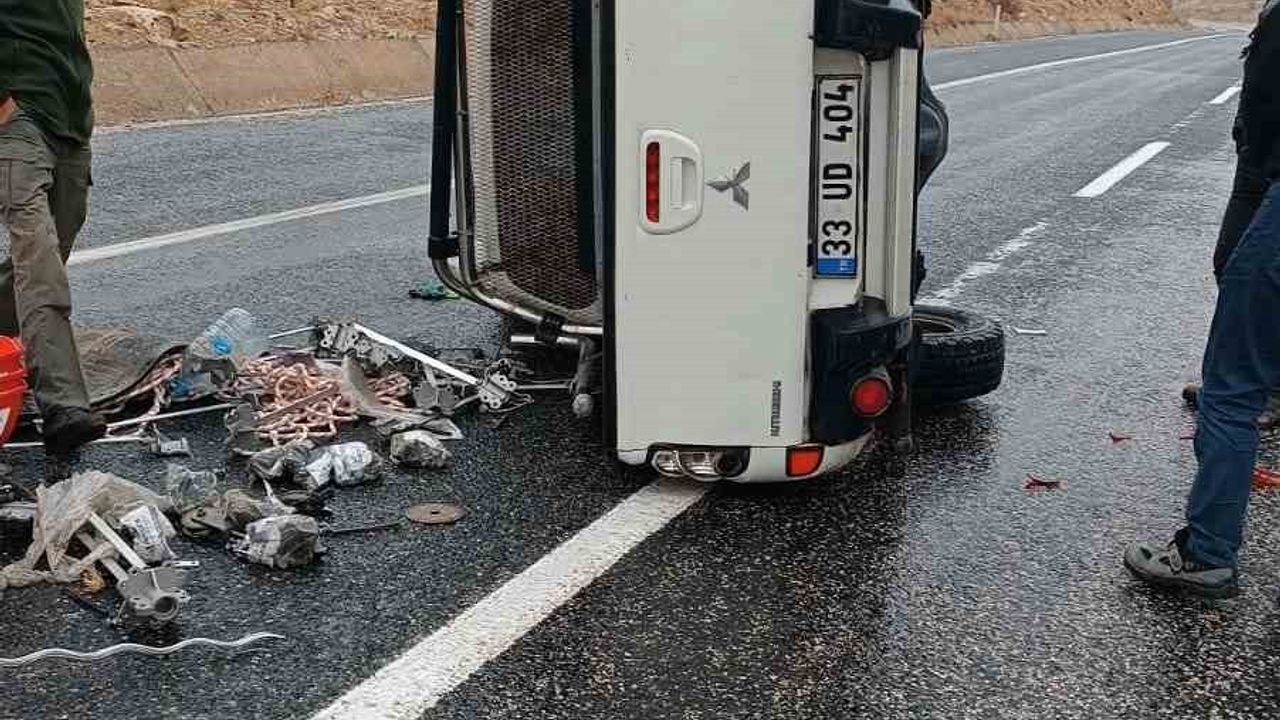 Elazığ'da Yağışın Etkisiyle Kaygan Yolda Kamyonet Devrildi