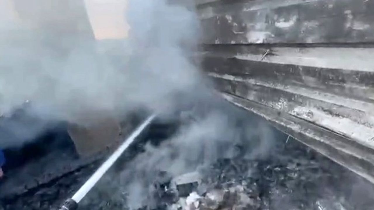 Elazığ Kovancılar'da Çatı Yangını İtfaiye Tarafından Söndürüldü