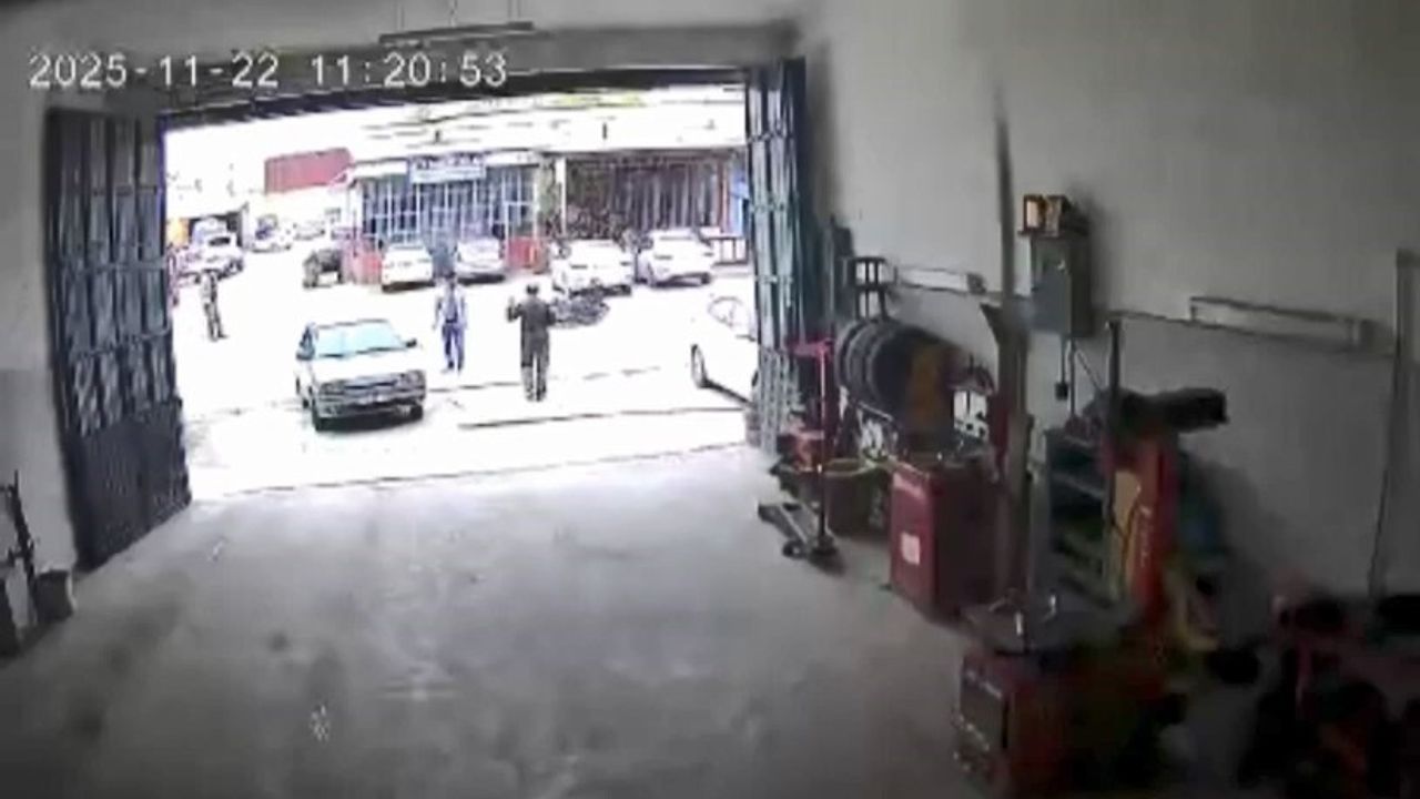 Elazığ Kovancılar'da Motosiklet Kazası Güvenlik Kamerasına Yansıdı