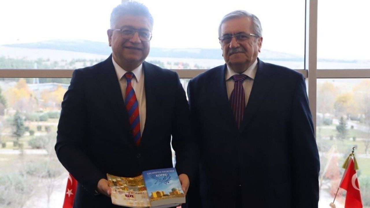 Emekli Müdür Ahmet Urfalı eserlerini Rektör Prof. Dr. Süleyman Kızıltoprak’a Takdim Etti