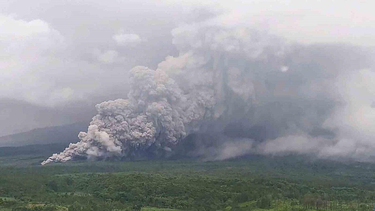 Endonezya'da Semeru Yanardağı Patladı: Alarm Seviyesi En Yükseğe Çıkarıldı