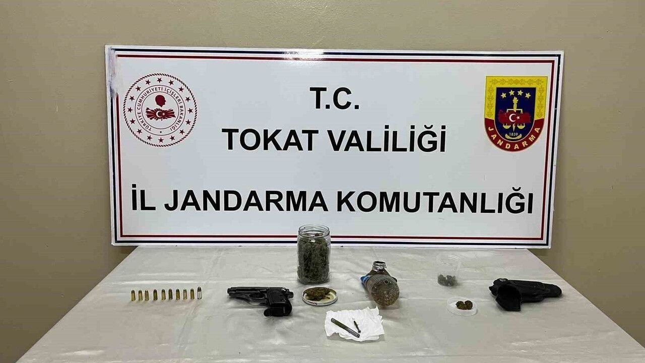 Erbaa'da Jandarma Operasyonu: 400 Gram Skunk ve Ruhsatsız Tabanca Ele Geçirildi