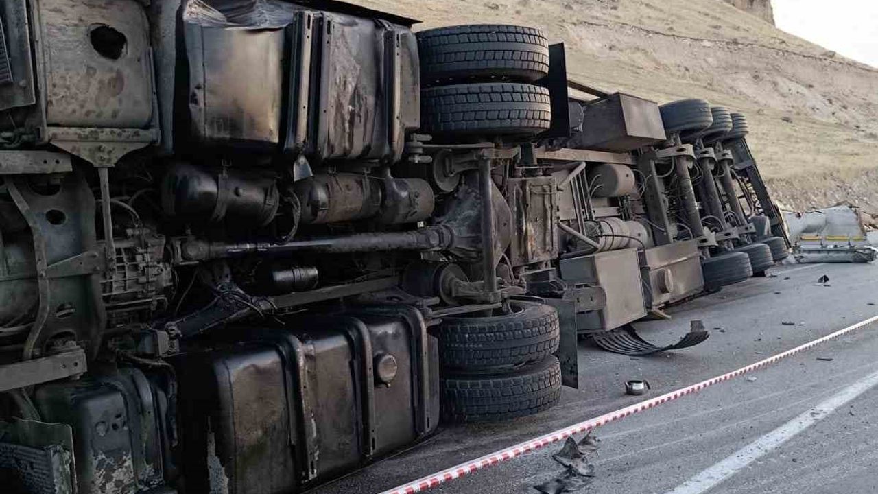 Erciş-Adilcevaz Karayolunda Tır Devrildi: 1 Yaralı