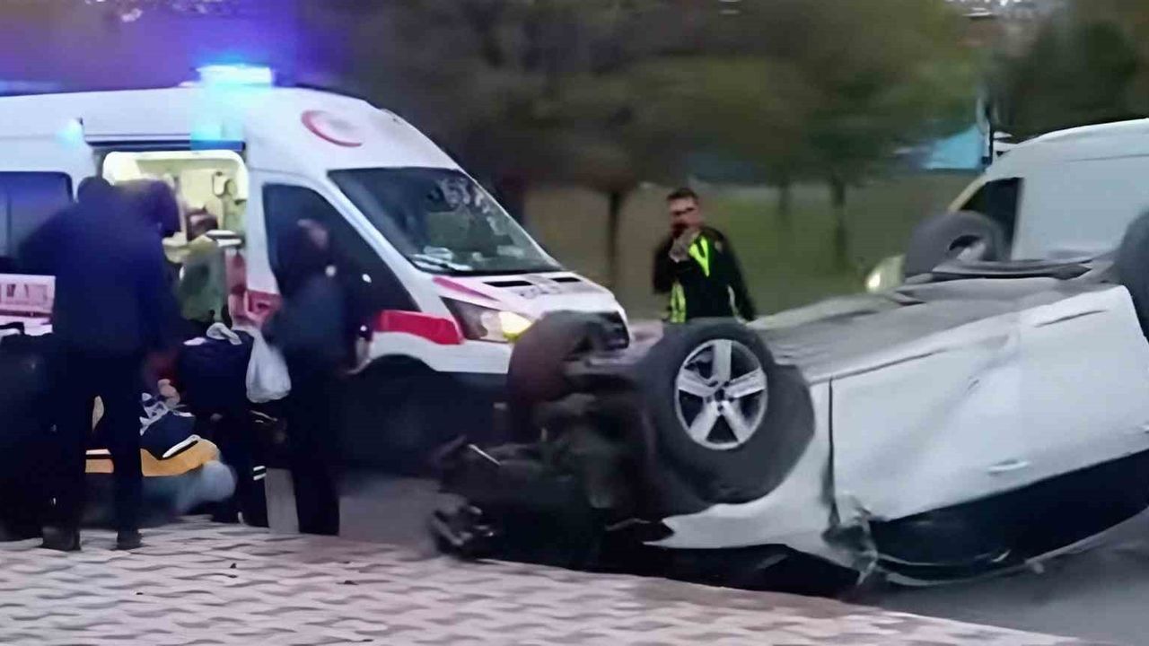 Erciş'te Trafik Kazası: Volkswagen Golf Takla Attı, 3 Yaralı