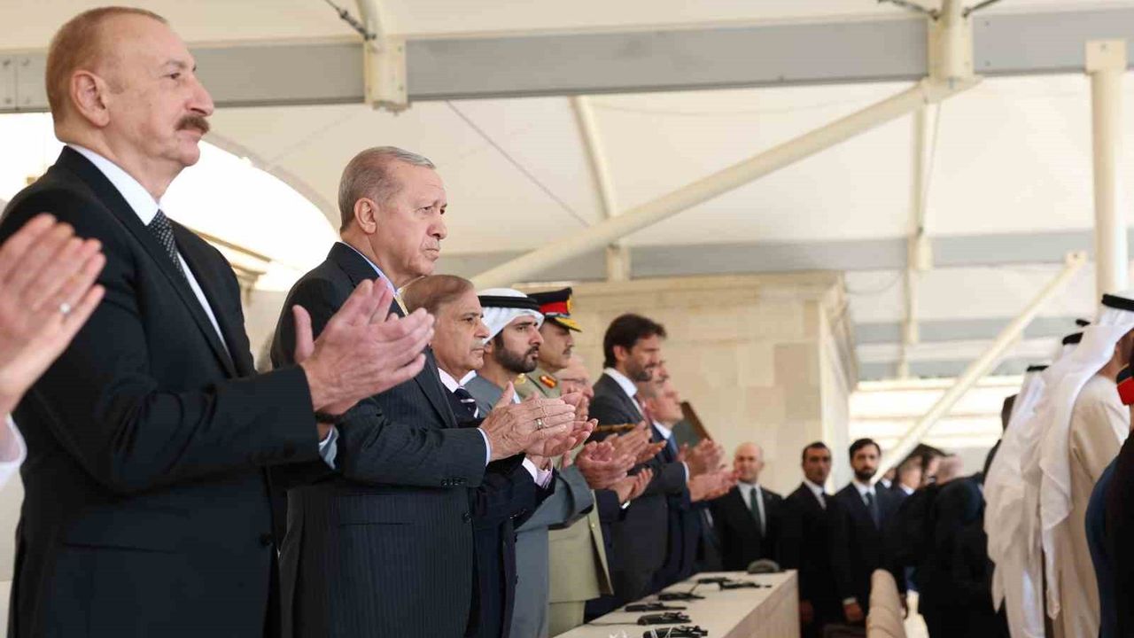 Erdoğan, 8 Kasım Zafer Günü Töreni İçin Azadlık Meydanı'nda