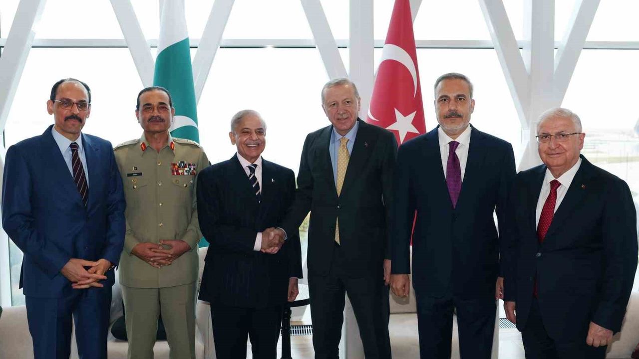 Erdoğan, Bakü'de Pakistan Başbakanı Şahbaz Şerif ile Görüştü