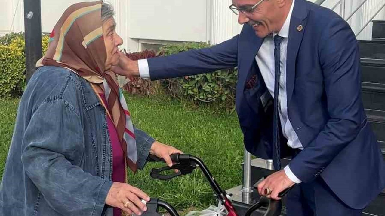 Erenler'de Başkan Şenol Dinç'ten Müzeyyen Teyze'ye Makam Aracı Jesti