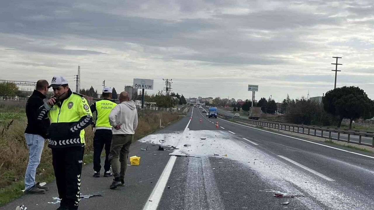 Ergene'de mürekkep yüklü kamyonet tıra çarptı — sürücü yara almadan kurtuldu