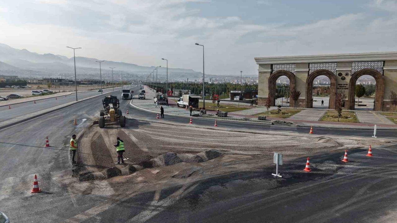 ERÜ Kavşağı'nda Düzenleme Sürüyor — Başkan Memduh Büyükkılıç İnceledi