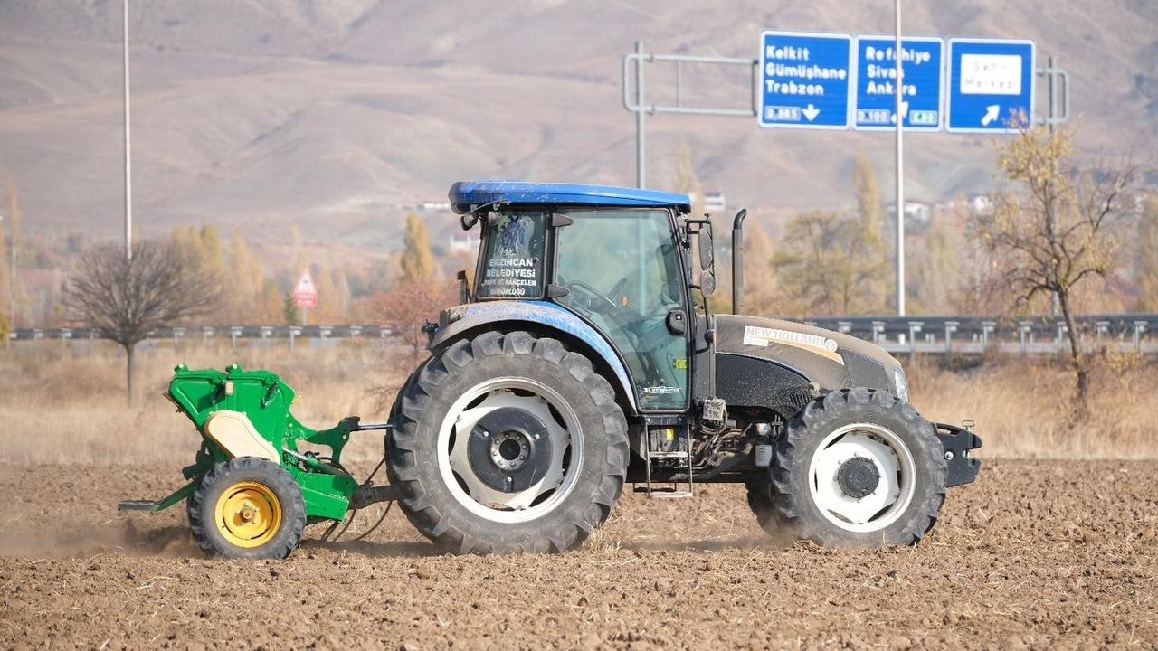 Erzincan Belediyesi Uygulama Tarlalarında Hububat Ekimi Başlattı