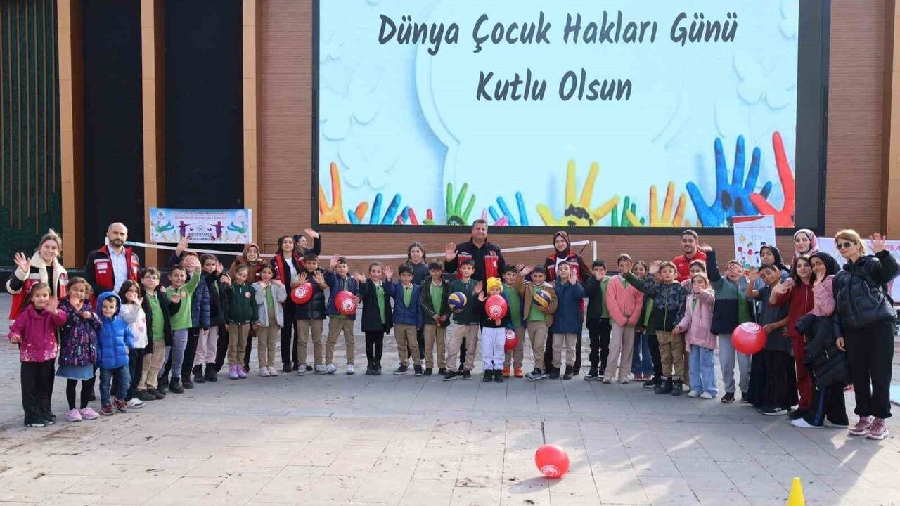 Erzincan'da 20 Kasım Dünya Çocuk Hakları Günü Etkinliklerine Yoğun İlgi