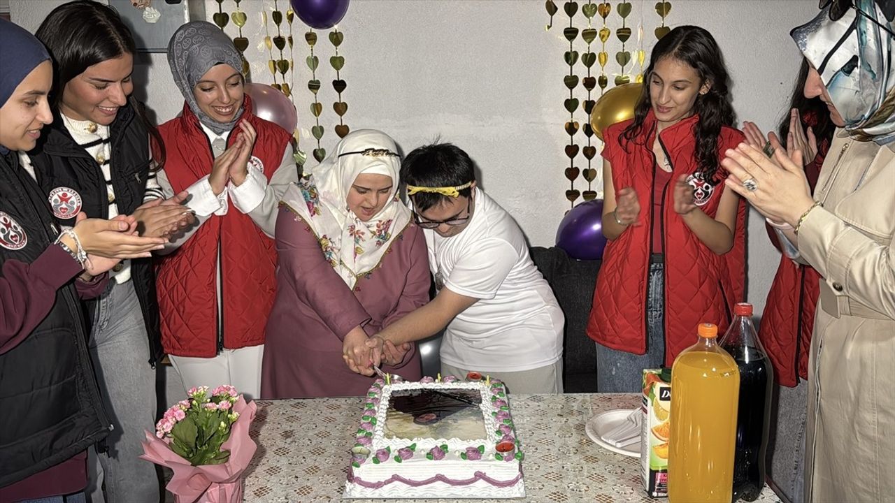 Erzincan'da Gönüllü Gençlerden Down Sendromlu Sümeyra'ya Doğum Günü Sürprizi