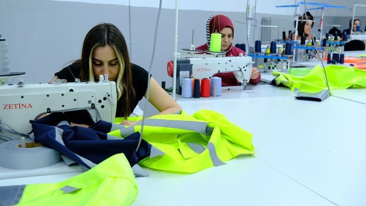 Erzincan'da Kadın İstihdamı: Tekstil Atölyesi Günde 1500 Parça Üretiyor