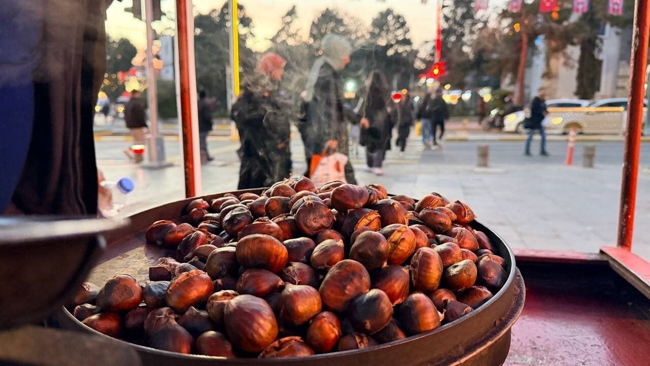 Erzincan'da Kışın Şifa Kaynağı Kestane Tezgâhlarda