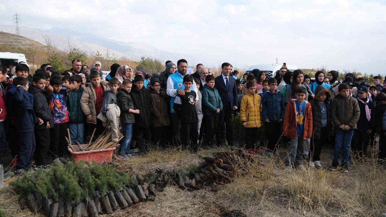 Erzincan'da Milli Ağaçlandırma Günü: Esentepe'de Fidanlar Geleceğe Nefes Oldu