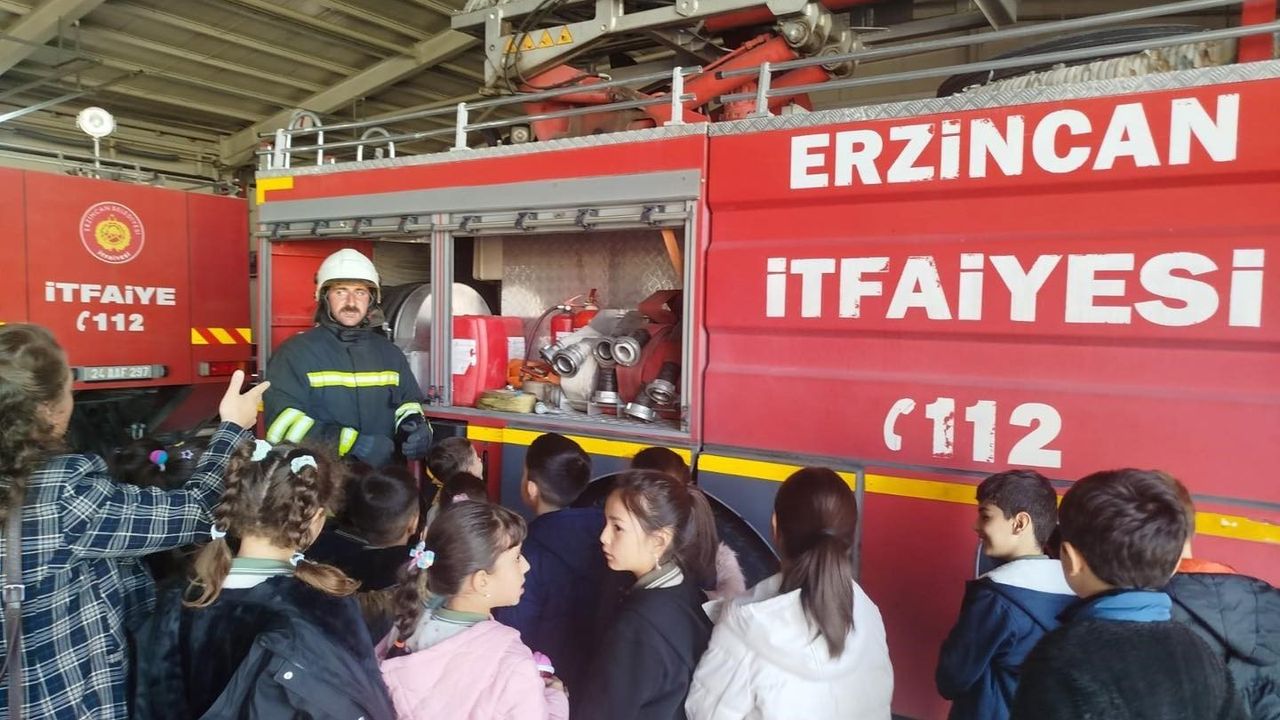 Erzincan'da Minik Öğrenciler İtfaiyeciliği Yerinde Öğrendi