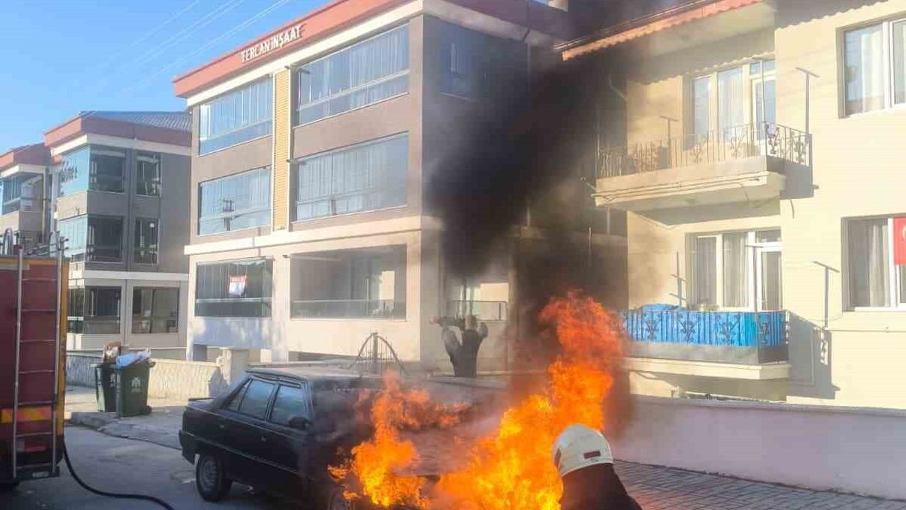 Erzincan'da Park Halindeki Otomobil Yandı: İtfaiye Müdahale Etti