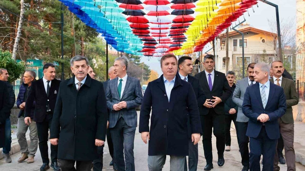 Erzincan’da 'Şemsiyeli Sokak' İnönü Mahallesi’nde İlgi Odağı