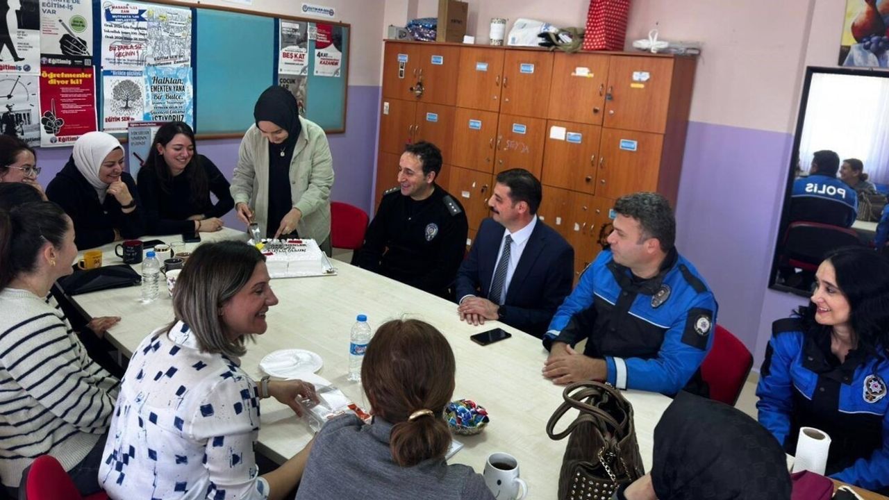 Erzincan Polisi'nden Öğretmenlere 24 Kasım Sürprizi