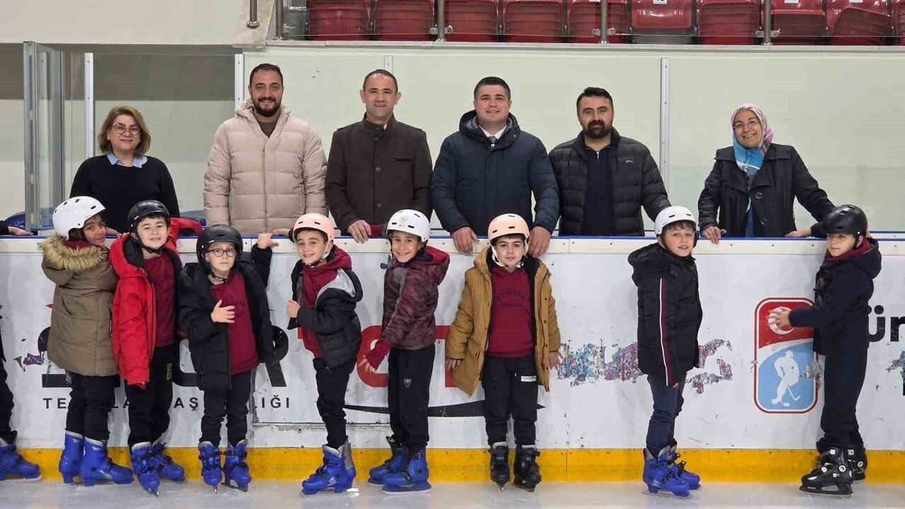 Erzurum'da 'Ders Zili Buzda Çalacak' ile Geleceğin Buz Hokeycileri