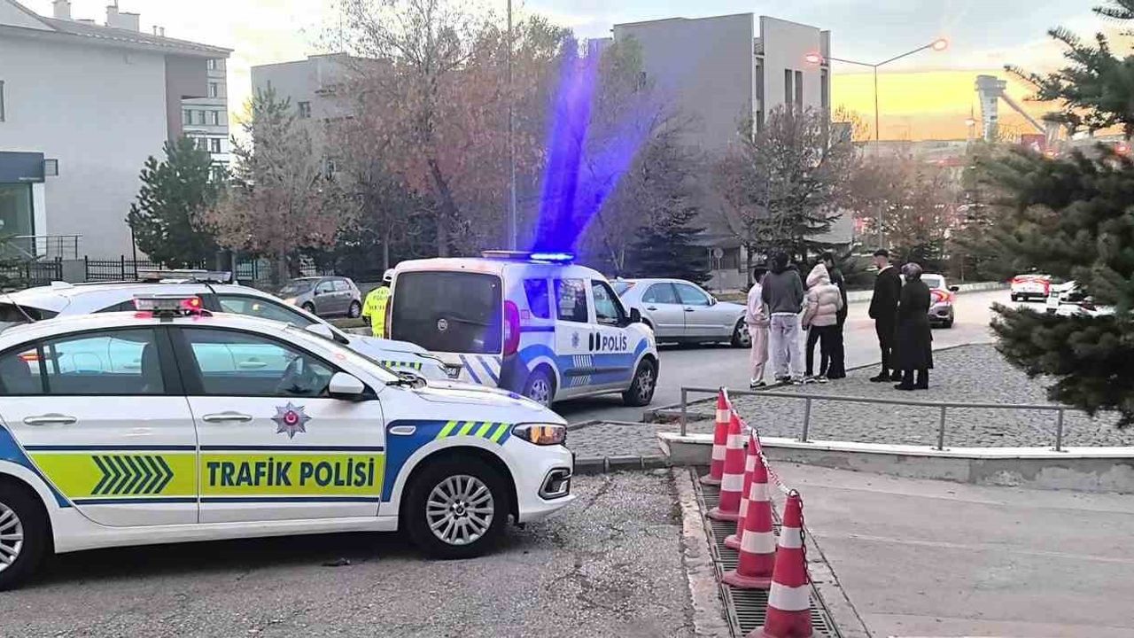 Erzurum'da Forum Erzurum AVM Önünde Kaza: 3 Yaralı