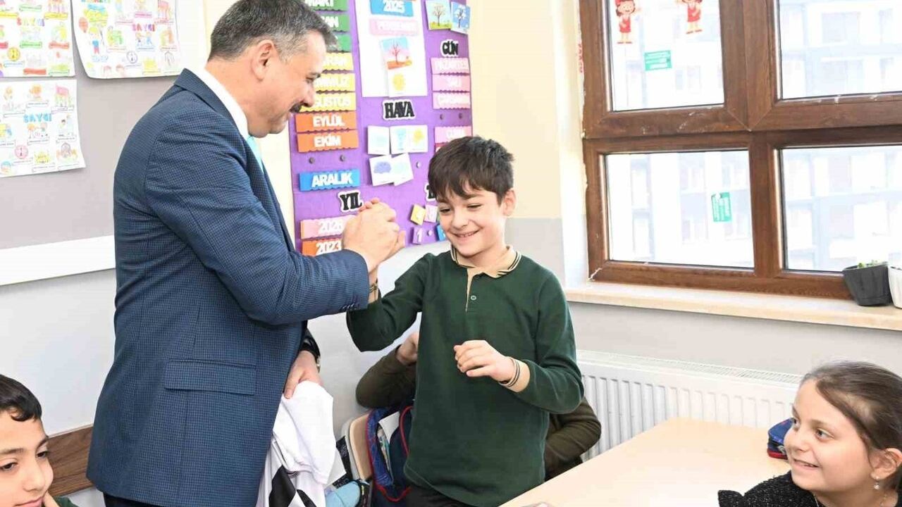 Erzurum'da Öğrenciler Vali Mustafa Çiftçi’den Forma İmzalama Sürprizi