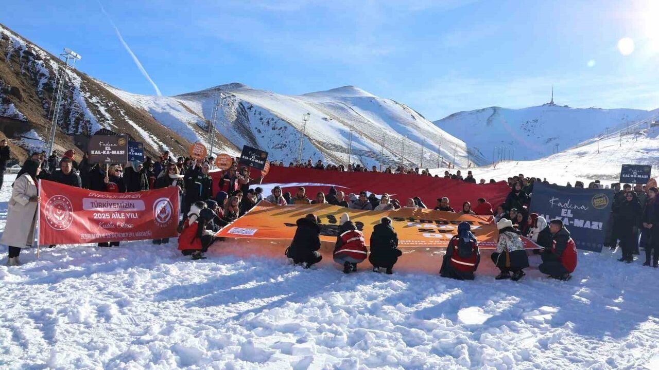 Erzurum'da 'Şiddete Karşı Tek Yürek' Yürüyüşü Palandöken'de
